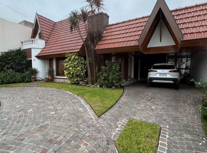 Casa · 230m² · 3 Ambientes