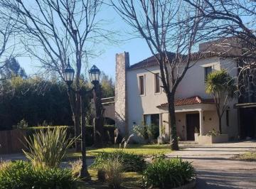 Casa · 220m² · 7 Ambientes · 6 Cocheras · Casa en Venta - Apto Crédito en San Andrés Villanueva
