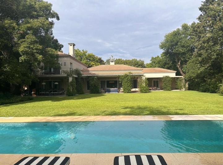 Casa · 650m² · 6 Ambientes · 2 Cocheras