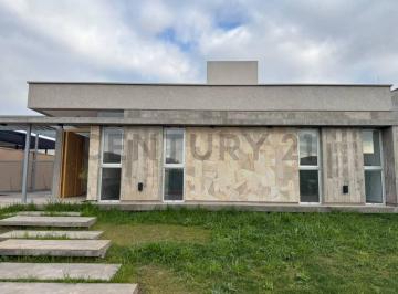 Casa · 105m² · 5 Ambientes · 1 Cochera · Century 21 Lucio Barroso Vende