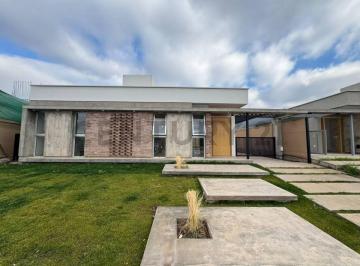 Casa · 105m² · 4 Ambientes · 1 Cochera · Century 21 Lucio Barroso Vende