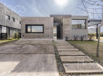 Casa · 186m² · 5 Ambientes · 2 Cocheras · Casa en Puertos del Lago /aracaurias /lote Al 100 5 Amb