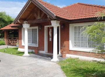 Casa · 1m² · 4 Ambientes · 3 Cocheras · Casa de 4 Ambientes en Alquiler con Pileta, Cochera y Parrilla