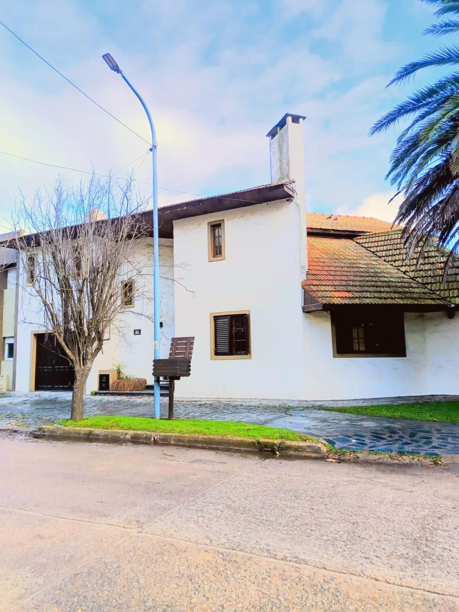 Chalet en dos plantas, 5 amb, 230m², esquina Joaquín V. Gonzales y Padre Cardiel