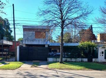 Casa · 237m² · 6 Ambientes · 1 Cochera · Casa - Fisherton