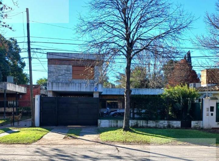 Casa · 237m² · 6 Ambientes · 1 Cochera