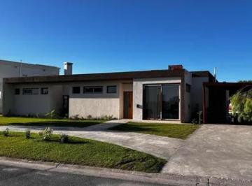 Casa · 205m² · 5 Ambientes · Casa en Venta - 3 Dorm. 3 Baños - Pilar
