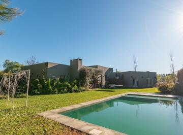 Casa · 160m² · 4 Ambientes · 3 Cocheras · Venta Casa 4 Amb. C/ Pileta Santa Catalina