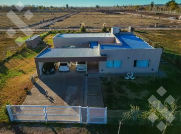 Casa · 270m² · 5 Ambientes · 5 Cocheras · Venta Casa 3 Dorm. - Bº Cerrado Estilo Chacra - Cipolletti