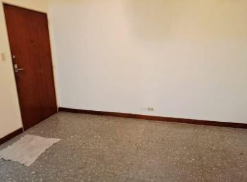 Departamento de 3 ambientes, Parque Patricios · Alquiler Depto. 3 Amb Sobre Av Caseros. Parque Patricios