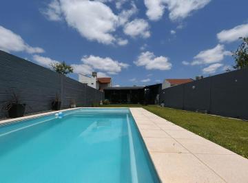 Casa · 163m² · 4 Ambientes · 2 Cocheras · Venta Casa 4 Amb Lanús Jardín Piscina Apta Credito