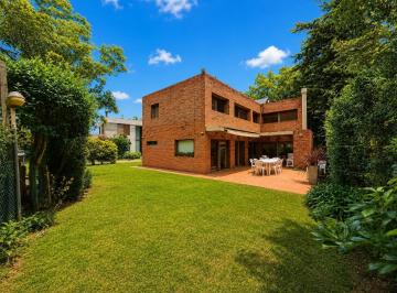 Casa · 200m² · 4 Ambientes · 5 Cocheras · Casa en Venta - un Lote Central - Miraflores Country Club