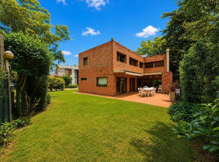 Casa · 200m² · 4 Ambientes · 5 Cocheras