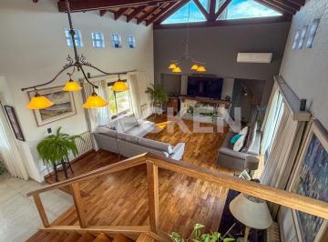 Casa · 388m² · 8 Ambientes · 2 Cocheras · Casa en Lomas de La Carolina