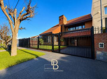 Casa · 170m² · 5 Ambientes · 3 Cocheras · Chalet 5 Amb. con Pisicna en Los Pinares