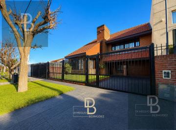 Casa · 170m² · 5 Ambientes · 3 Cocheras · Chalet 5 Amb. con Pisicna en Los Pinares