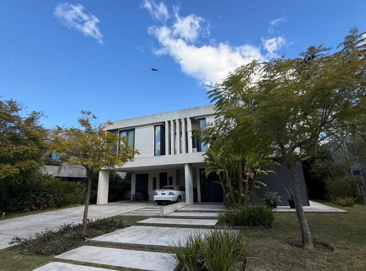 Casa · 965m² · 8 Ambientes · 3 Cocheras