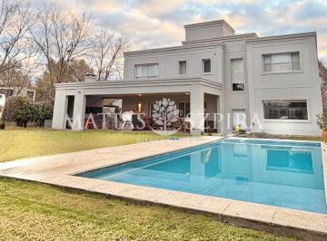 Casa · 942m² · 5 Ambientes · 2 Cocheras · Casa en Alquiler - La Cesarina
