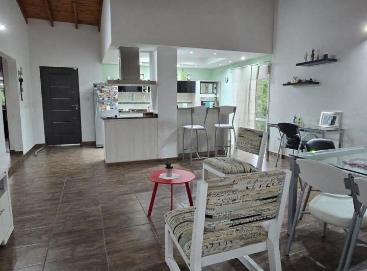 Casa · 200m² · 5 Ambientes · 3 Cocheras