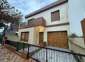 Casa · 181m² · 5 Ambientes · 2 Cocheras · Casa 5 Ambientes Venta Santos Lugares con Jardin