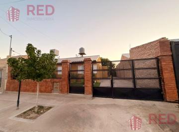 Casa · 103m² · 5 Ambientes · 1 Cochera · Casa en Centenario