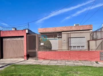 Casa · 120m² · 4 Ambientes · 1 Cochera · Impecable Casa en Venta