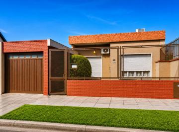 Casa de 4 ambientes, General San Martín · Casa con Amplio Parque Sobre Lote 10x30 | Impecable | Villa Balleste