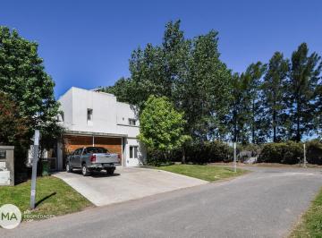 Casa · 267m² · 7 Ambientes · 4 Cocheras · Casa 4 Dorm. en Barrio Cerrado - Los Pasos 1 Fisherton | Venta