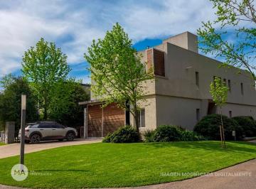 Casa · 267m² · 7 Ambientes · 4 Cocheras · Casa 4 Dorm. en Barrio Cerrado - Los Pasos 1 Fisherton | Venta