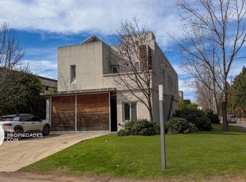 Casa · 267m² · 7 Ambientes · 4 Cocheras · Venta | Casa 4 Dorm. en Barrio Cerrado - Los Pasos 1 - Fisherton
