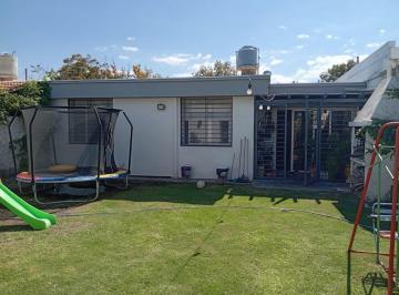 Casa · 160m² · 2 Cocheras · Casa en Venta en San Martin - Barrio Jardin Totalmente Modernizada