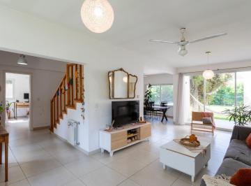 Casa · 266m² · 7 Ambientes · 9 Cocheras · Casa en Venta 7 Ambientes en La Otilia - Champagnat