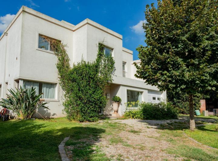 Casa · 266m² · 7 Ambientes · 9 Cocheras