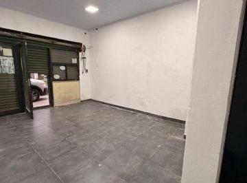 Local comercial , Lomas de Zamora · Local Amplio con Baño, Vidriera y Persiana Metálica.