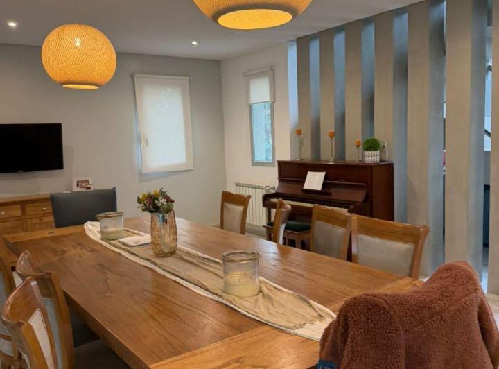 Casa · 200m² · 5 Ambientes · 2 Cocheras
