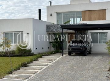 Casa · 305m² · 5 Ambientes · 2 Cocheras · Casa en Venta en Azzurra