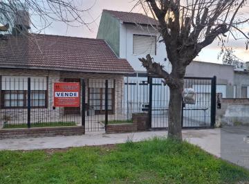 Casa · 200m² · 5 Ambientes · 1 Cochera · Casa 5 Ambientes con Garaje Para Dos Autos y Quincho