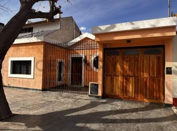 Casa · 150m² · 4 Ambientes · 1 Cochera · Casa en Alquiler 3 Dorm. Barrio Residencial Villa Nueva Guaymallén