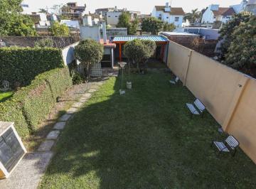 Casa · 140m² · 4 Ambientes · 2 Cocheras · Casa en Venta con Lote Amplio, Quincho y Cochera