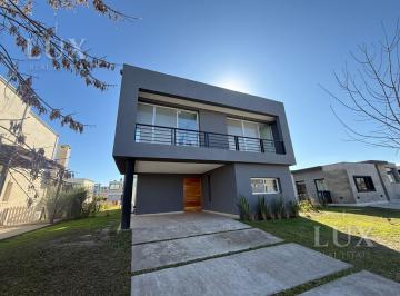 Casa · 328m² · 5 Ambientes · 3 Cocheras · Casa en Venta Araucarias Puertos del Lago