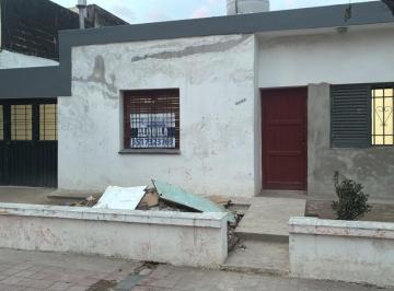 Casa · 110m² · 4 Ambientes · 1 Cochera · B° Emplame! Alquiler Casa 2 Dormitorio, Amplio Patio!