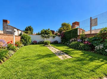 Casa · 90m² · 3 Ambientes · 2 Cocheras · Venta Casa 3 Ambientes con Cochera y Amplio Parque en Banfield