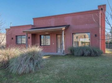 Casa · 112m² · 3 Ambientes · 2 Cocheras · Casa en en Venta en Manzanares Chicopta Crédito