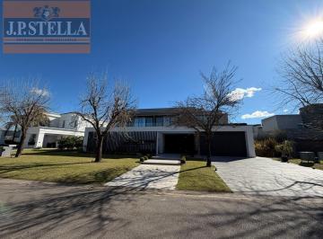 Casa · 589m² · 6 Ambientes · 4 Cocheras · Excelente Casa 6 Amb. 647 m² Edificados S/ Lote 1.395 m² en Terravista