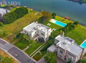 Casa · 246m² · 4 Dormitorios · 3 Cocheras · Casa en San Sebastián Al Agua, A5 Excelente Oportunidad Apto Credito Mb