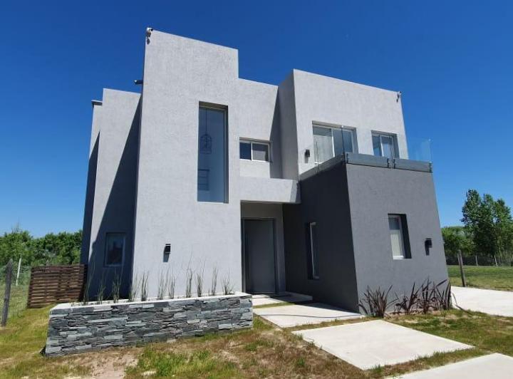 Casa · 190m² · 4 Ambientes · 2 Cocheras