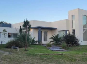 Casa · 300m² · 6 Ambientes · Casa en Venta - 5 Dorm. 4 Baños - 1.550 m² - Pinamar