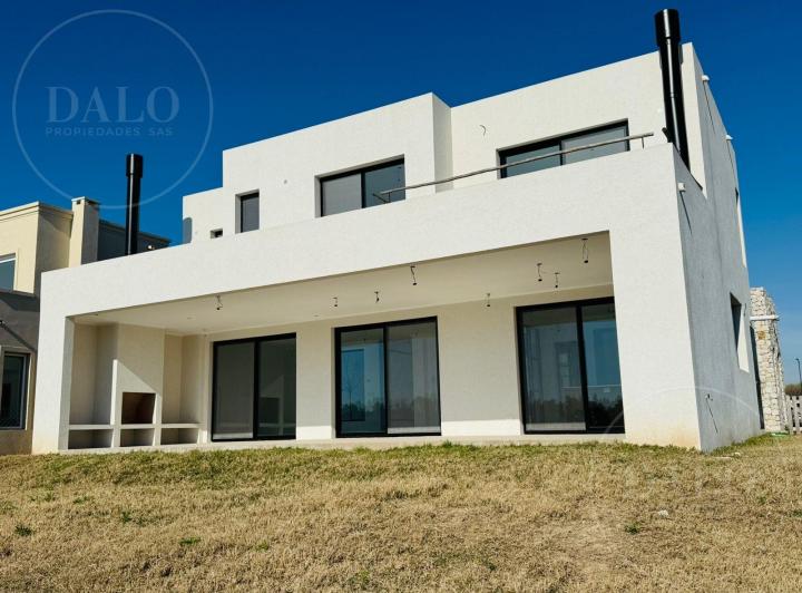 Casa · 223ha · 5 Ambientes · 2 Cocheras