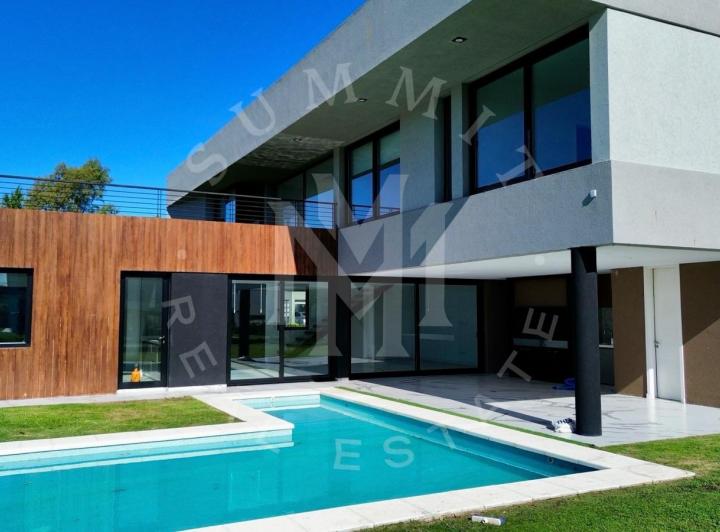 Casa · 171m² · 4 Ambientes · 4 Cocheras