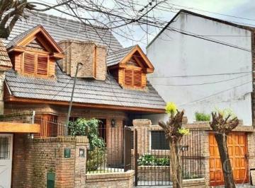 Casa · 224ha · 4 Ambientes · 1 Cochera · Casa en Venta Ubicado en Quilmes, G. B. a. Zona Sur, Argentina